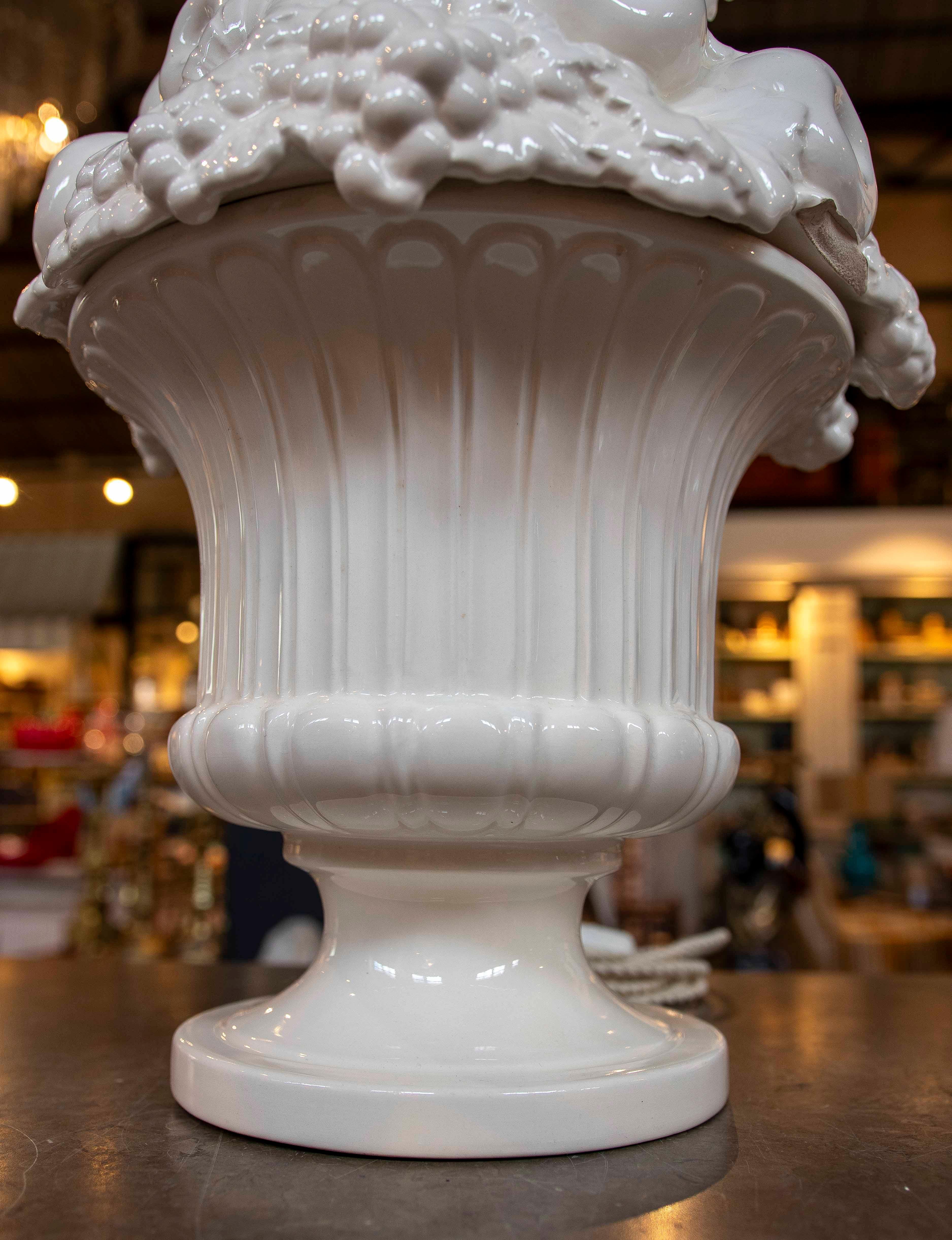 Grande lampe en céramique blanche avec fruits et fleurs en relief, Espagne en vente 7