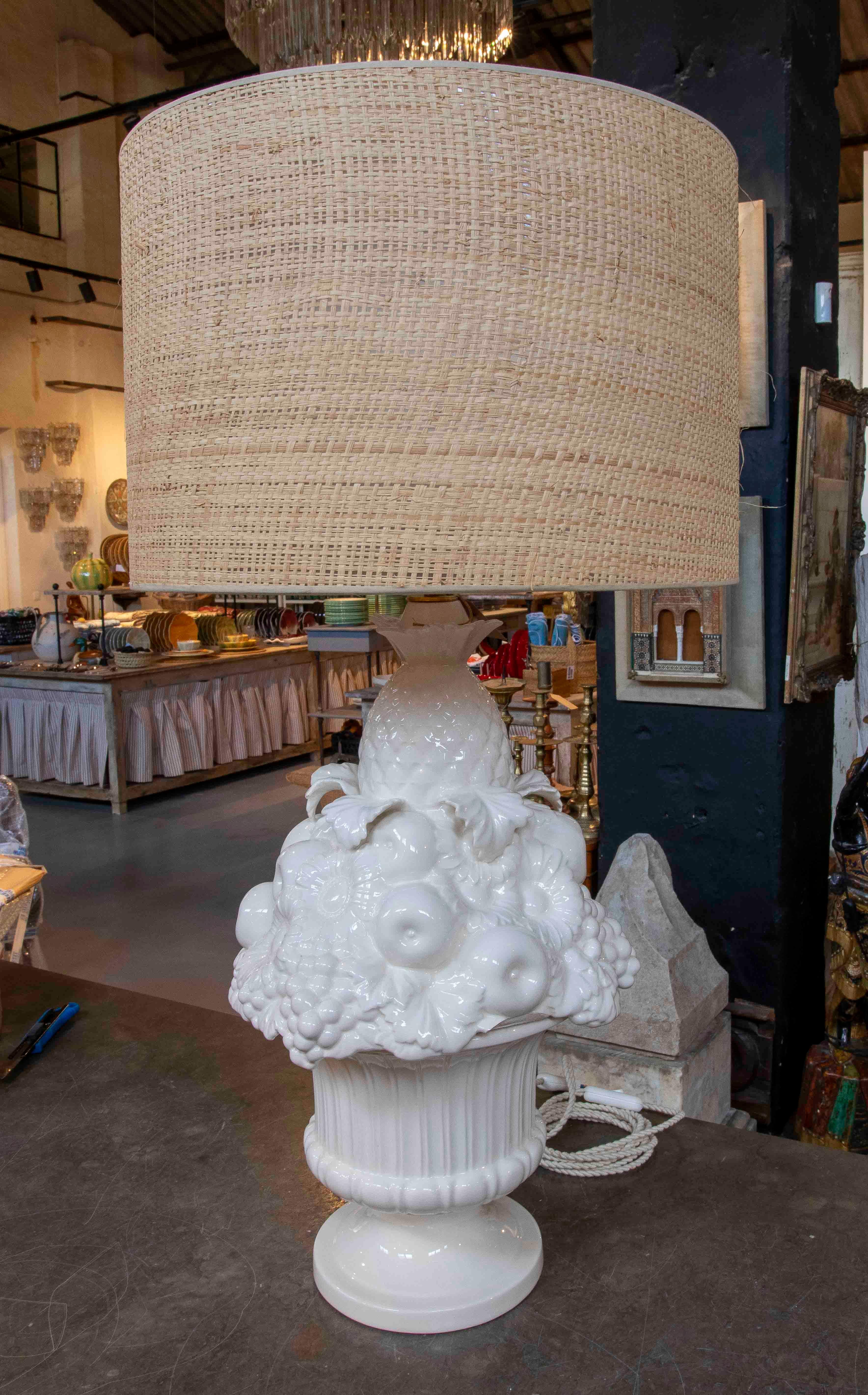 Espagnol Grande lampe en céramique blanche avec fruits et fleurs en relief, Espagne en vente