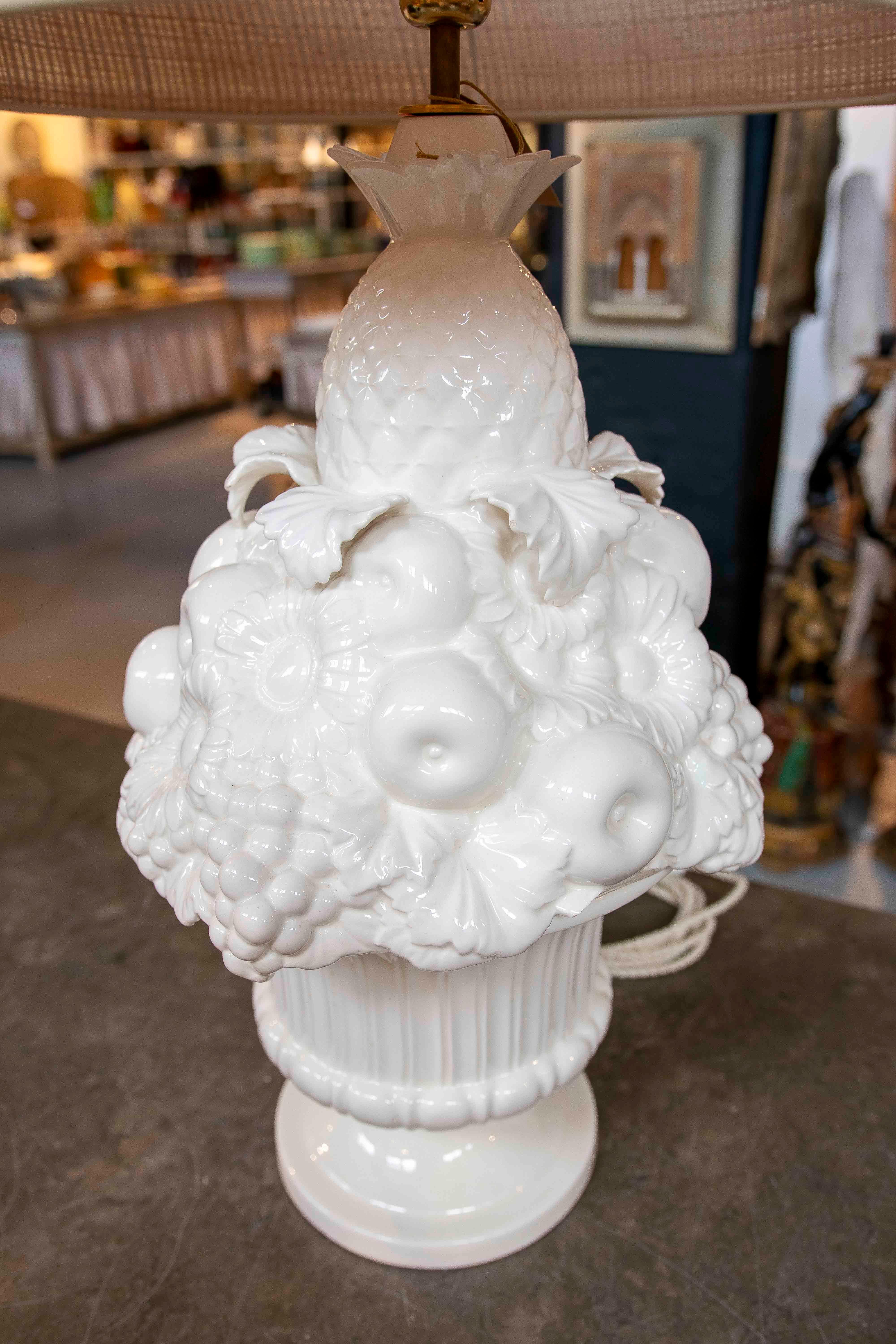 Vernissé Grande lampe en céramique blanche avec fruits et fleurs en relief, Espagne en vente