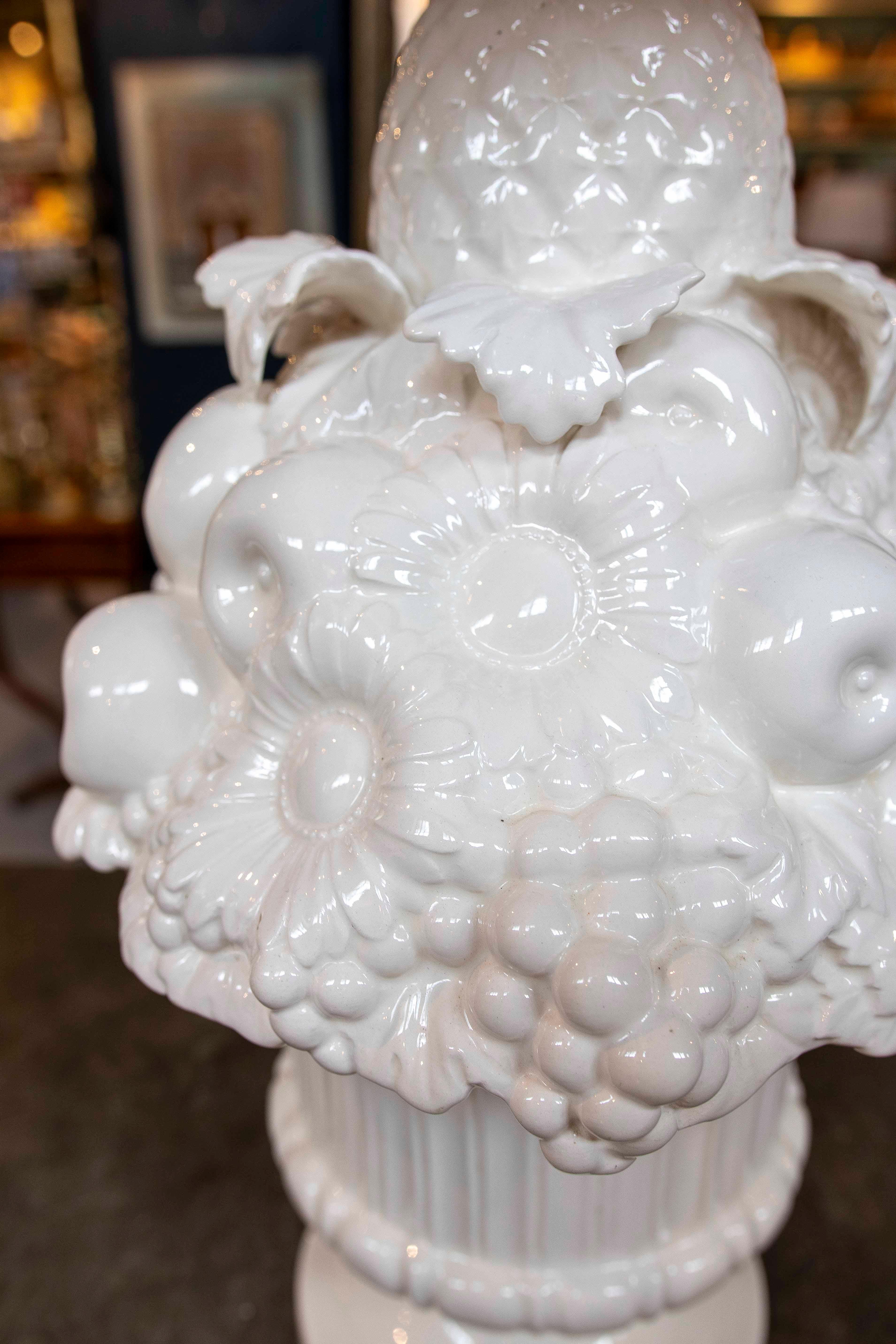 Grande lampe en céramique blanche avec fruits et fleurs en relief, Espagne Bon état - En vente à Marbella, ES