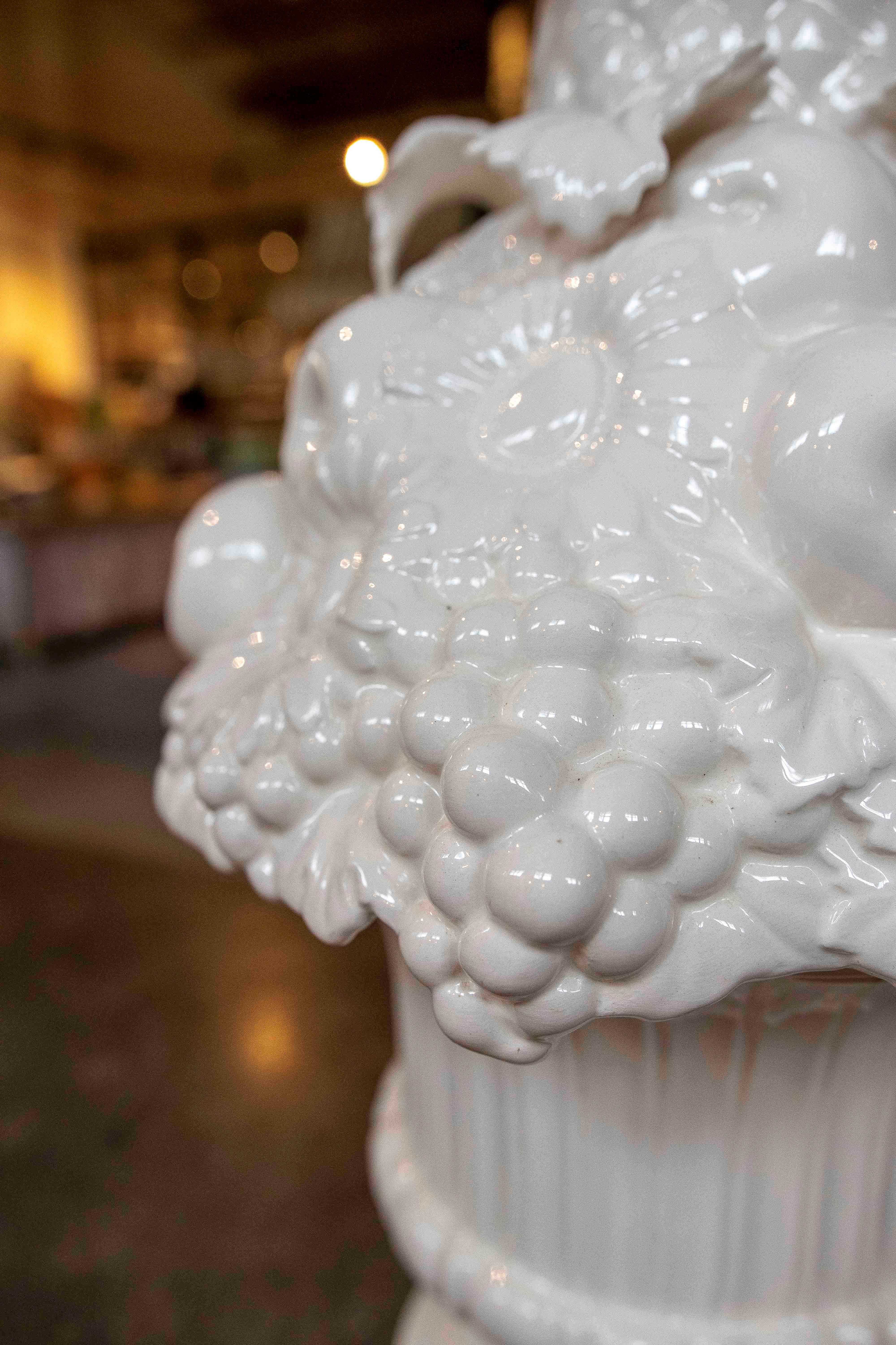 20ième siècle Grande lampe en céramique blanche avec fruits et fleurs en relief, Espagne en vente