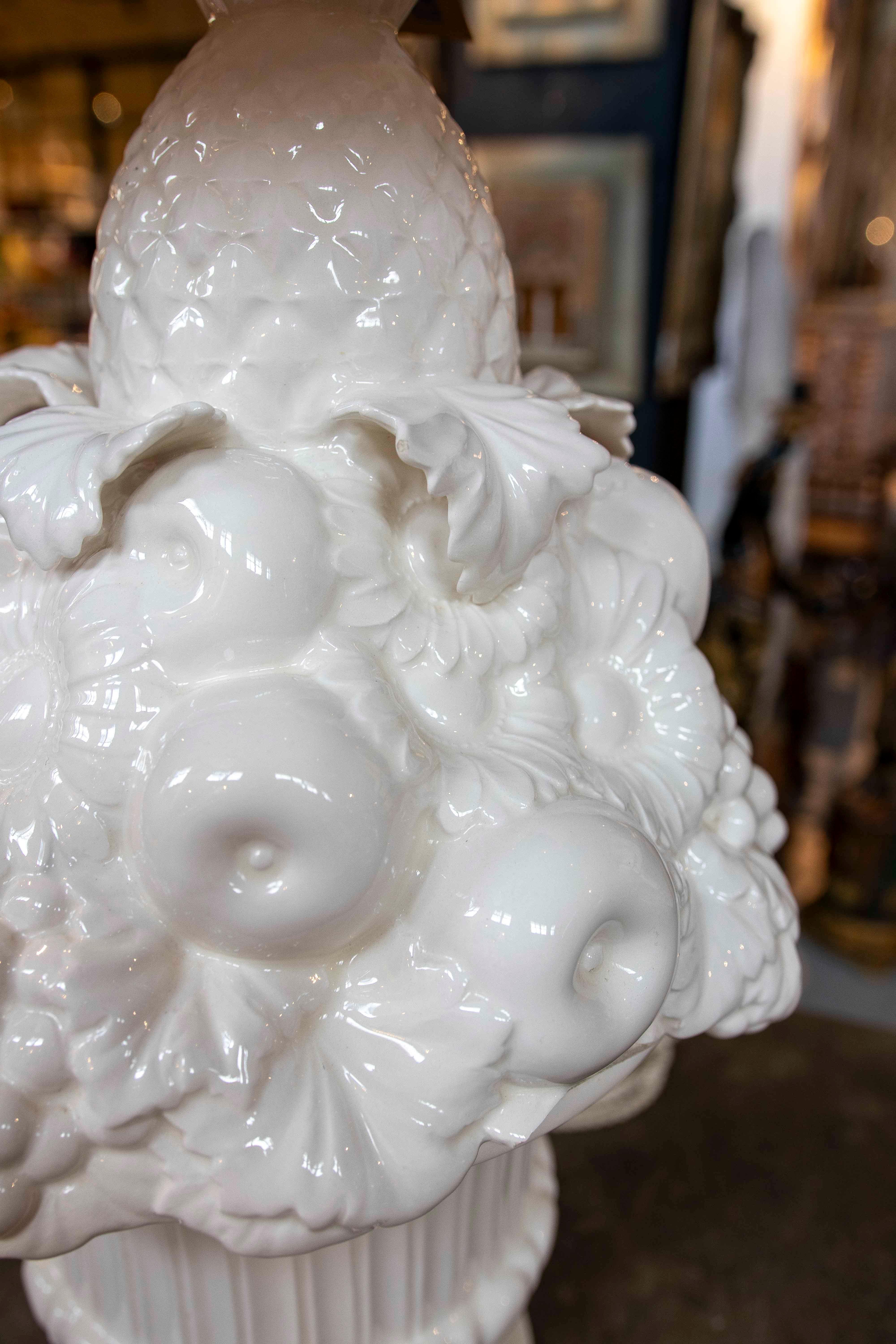 Céramique Grande lampe en céramique blanche avec fruits et fleurs en relief, Espagne en vente