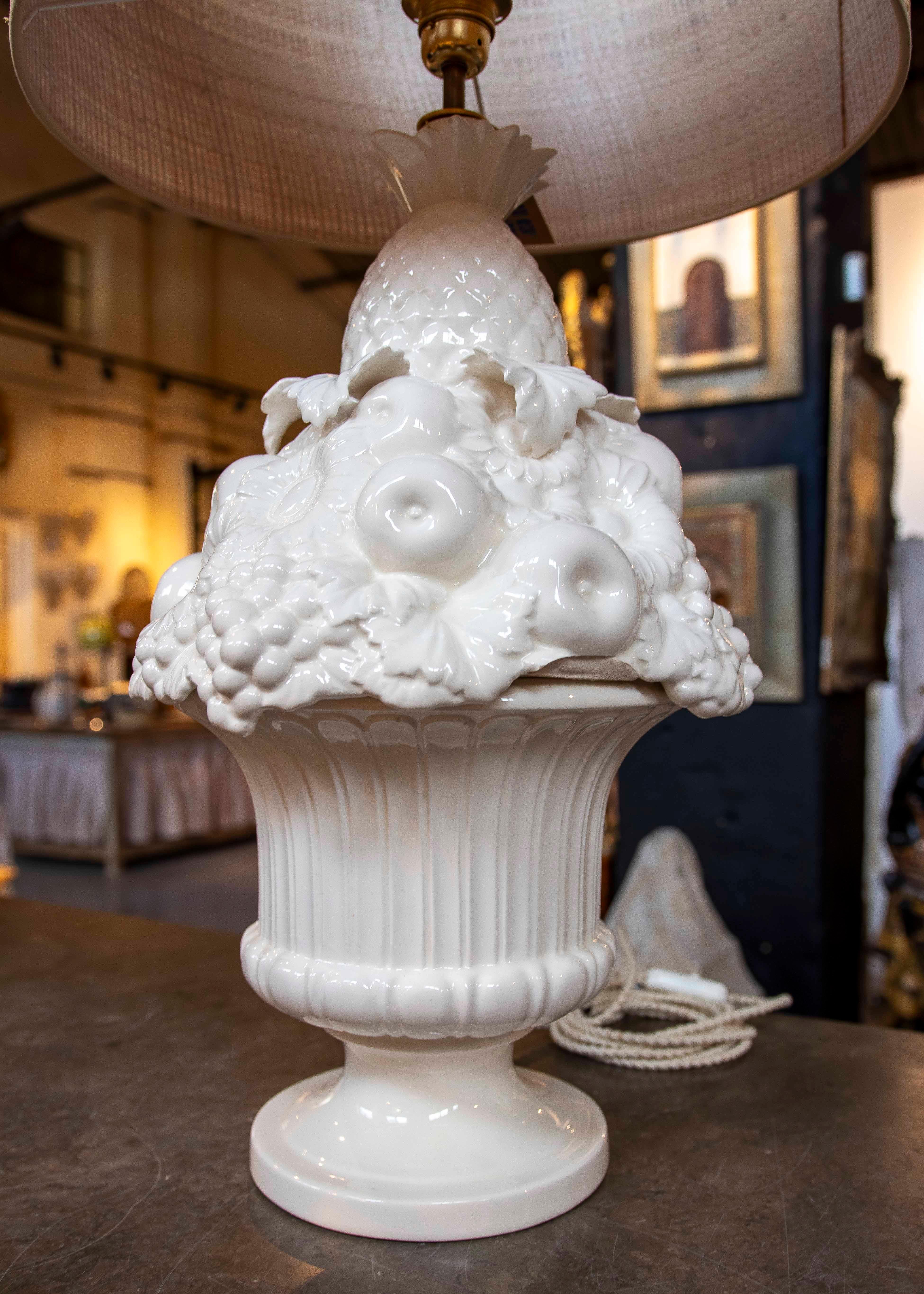 Grande lampe en céramique blanche avec fruits et fleurs en relief, Espagne en vente 1