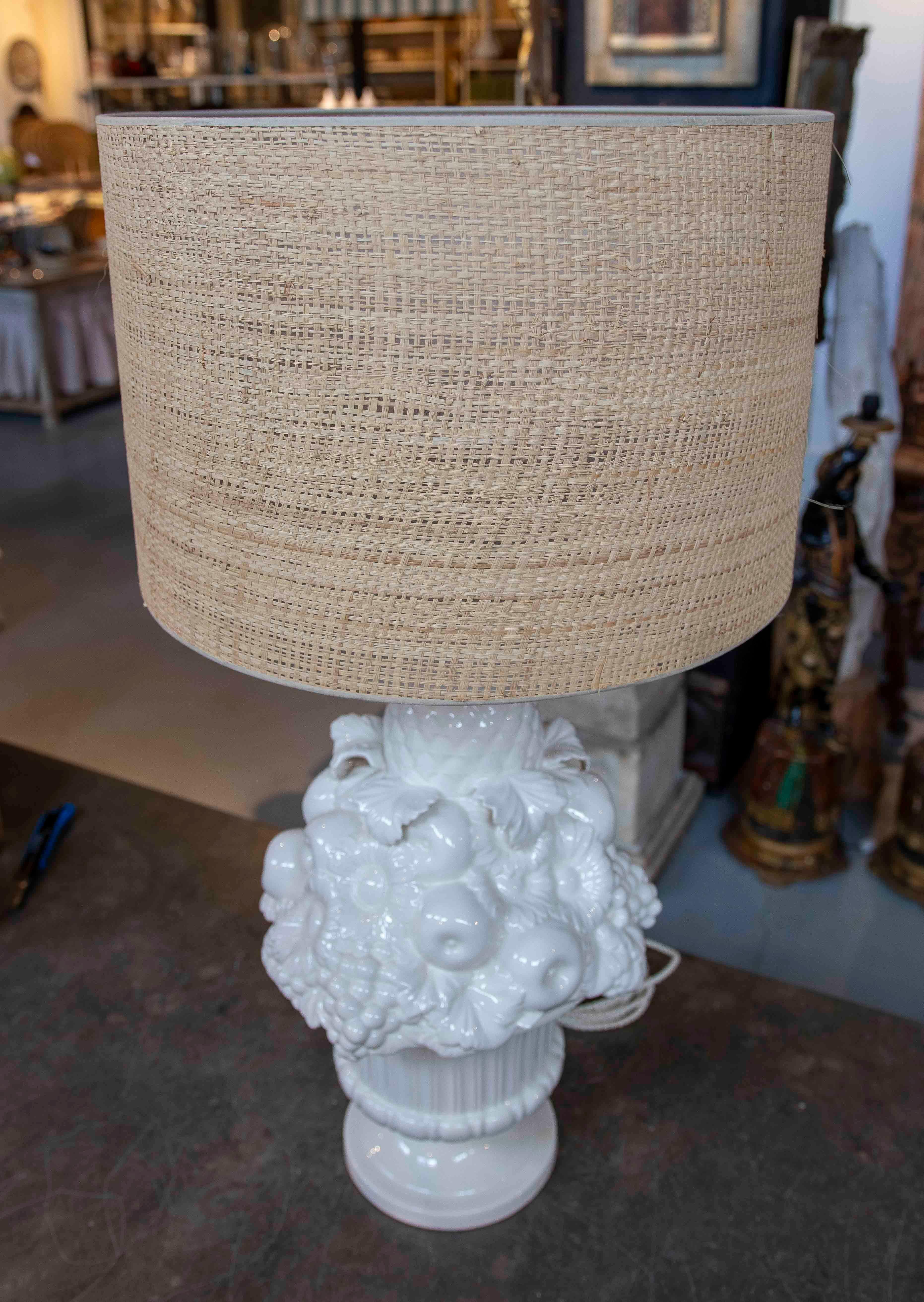 Grande lampe en céramique blanche avec fruits et fleurs en relief, Espagne en vente 2