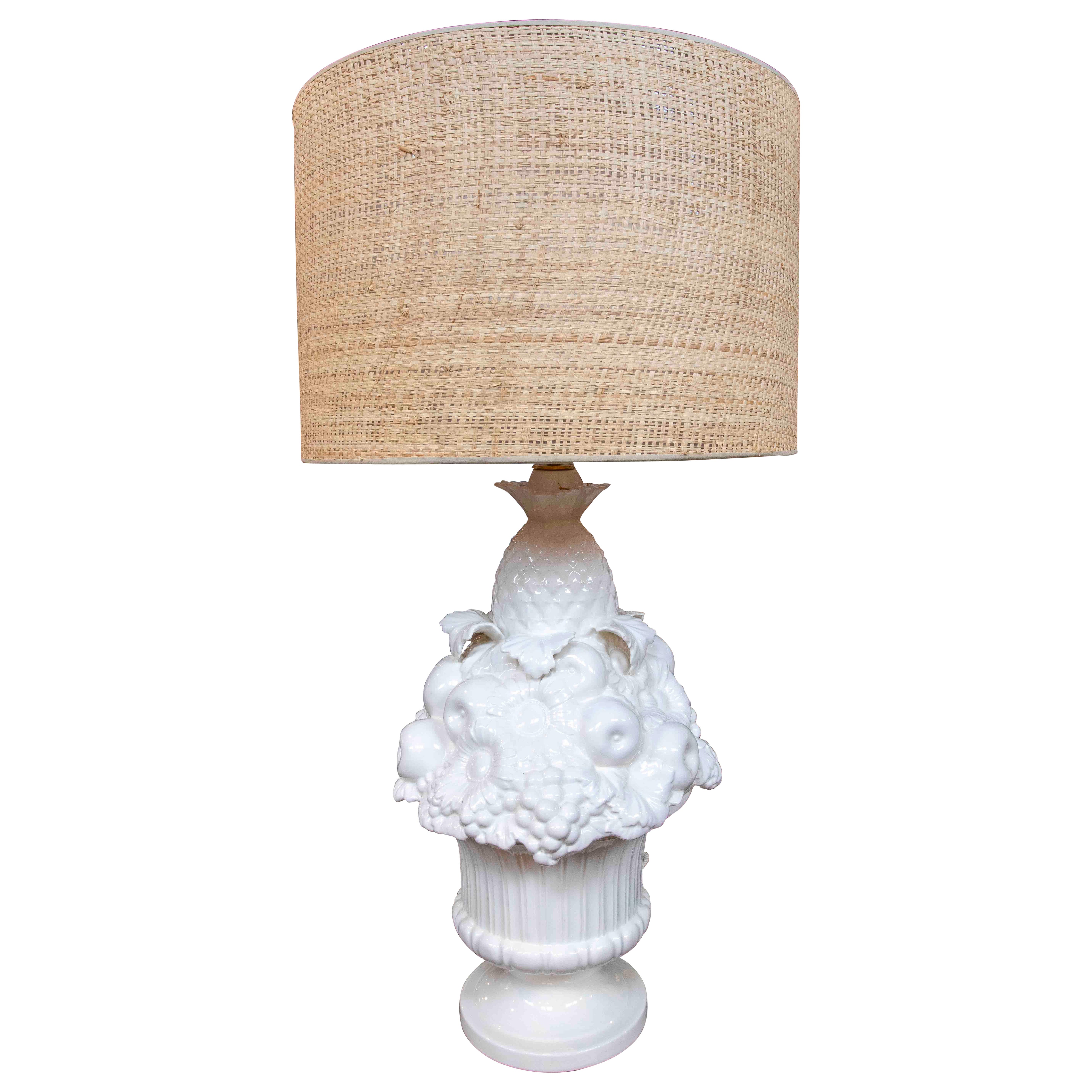 Grande lampe en céramique blanche avec fruits et fleurs en relief, Espagne en vente