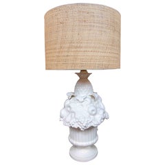 Gran lámpara de cerámica blanca con frutti e fiori in rilievo, España Gran lámpara de cerámica blanca con frutti e fiori in rilievo, España