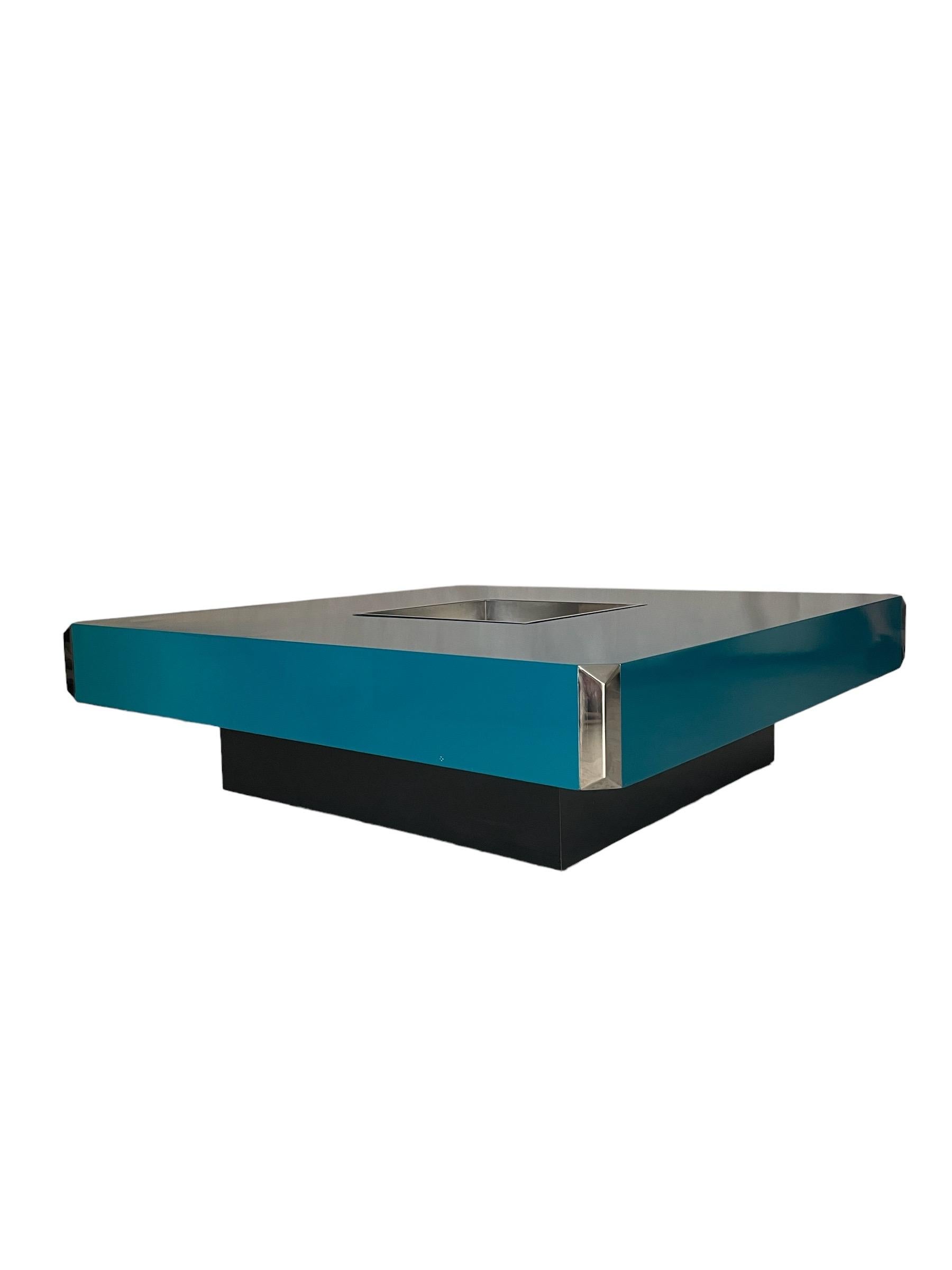 Großer quadratischer Tisch Alveo Model, entworfen von Willy Rizzo und bearbeitet von Mario Sabot. Zentrale Stahlstange und Metallecken, alles original. Die Basis der schwarzen Farbe.
Lackiert in petrolblau. Frankreich 70er Jahre.
