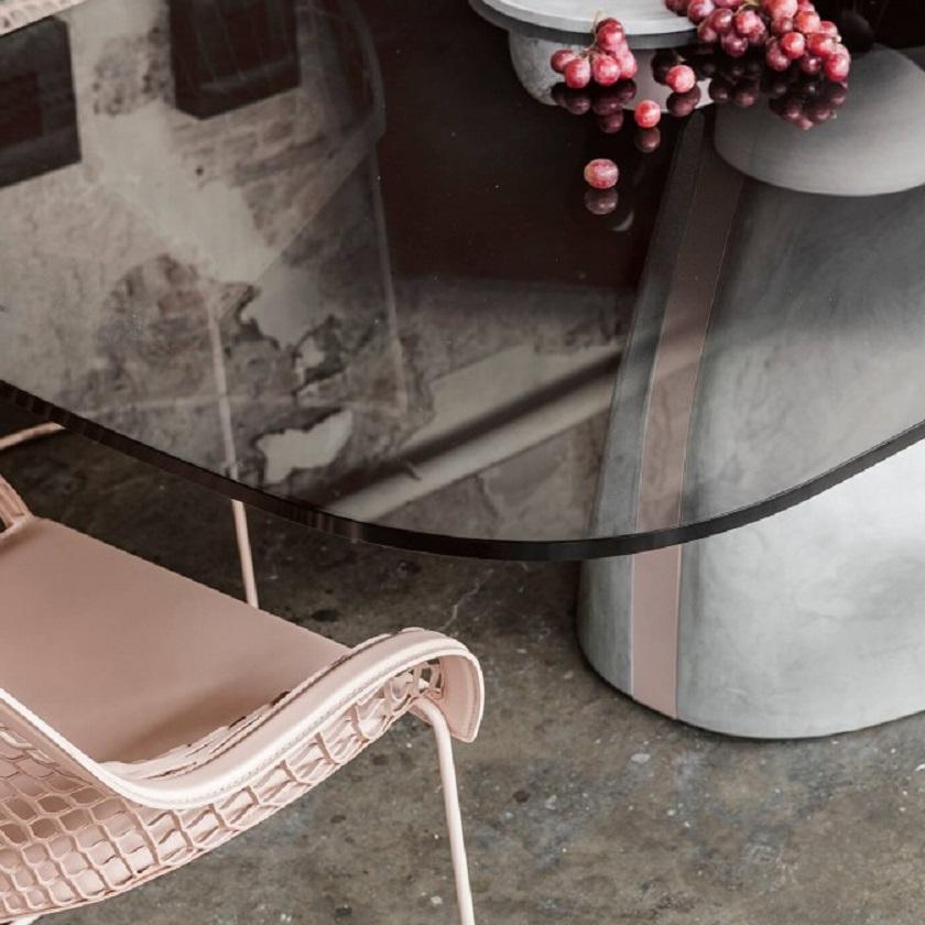 La Mesa de comedor Gran Sasso de Midj es obra del diseñador italiano Andrea Lucatello.  En este diseño de mesa fija, Lucatello utiliza un polímero Baydur de forma orgánica como material de base para apoyar un tablero de cerámica o cristal.  La base