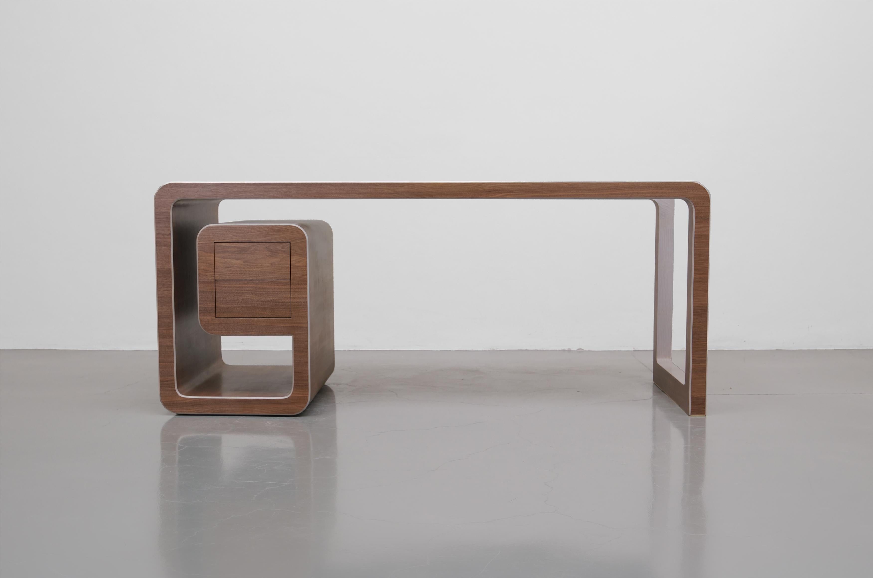 Designed as a modern elegant and at the same time functional desk, Gran Torino piece is named after the city of Turin, a place rich of culture and history with numerous art galleries and museums, being also the center of the Italian car industry and