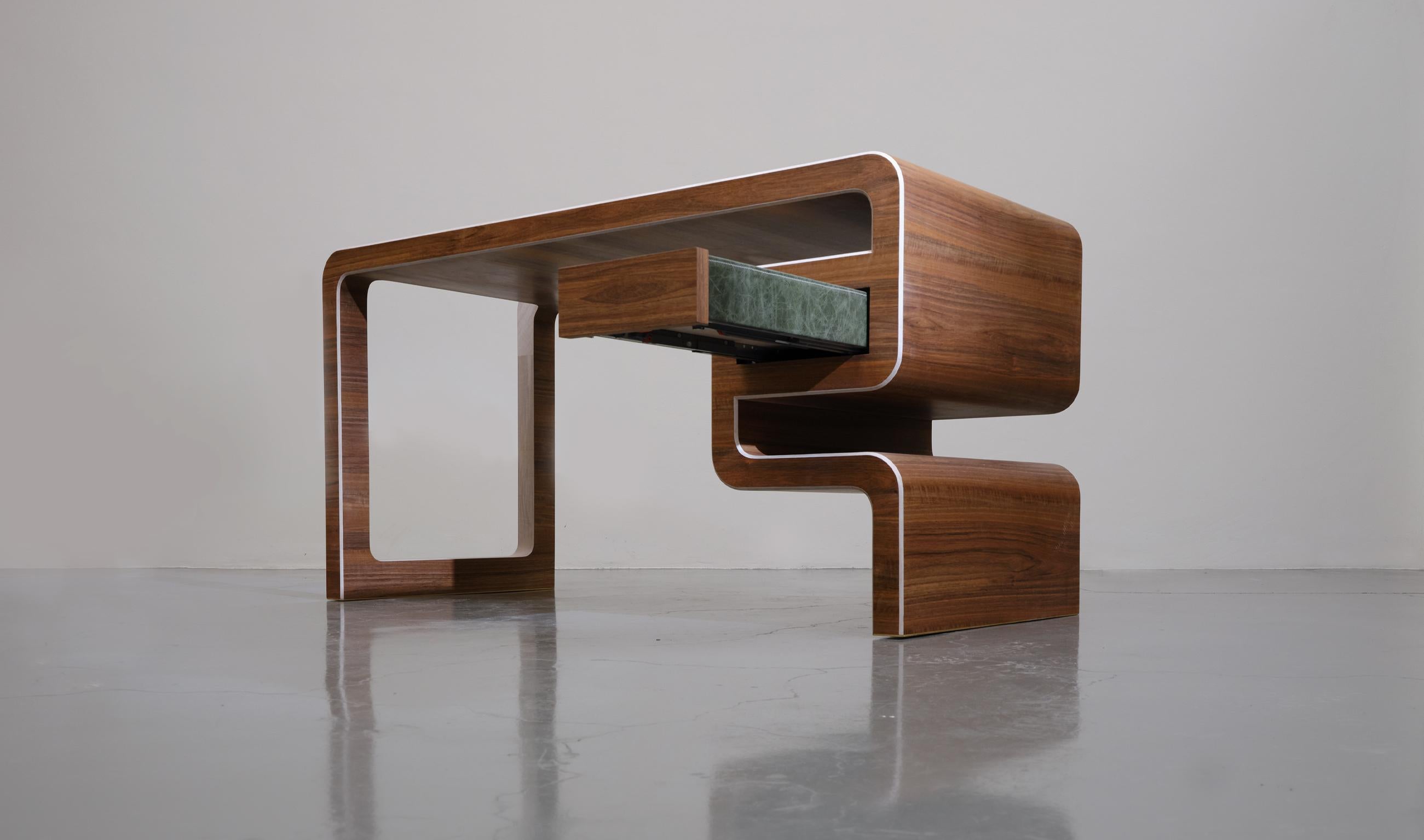 Schreibtisch „Gran Torino Special“ aus dem 21. Jahrhundert, italienisches Nussbaum und Ahornholz (Moderne) im Angebot