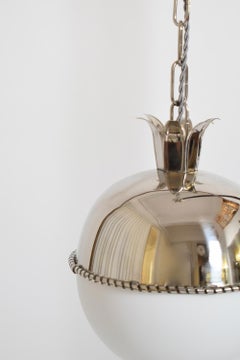 Suspension « Granada » de 20 cm en laiton nickelé et verre opalin, édition Barracuda.
