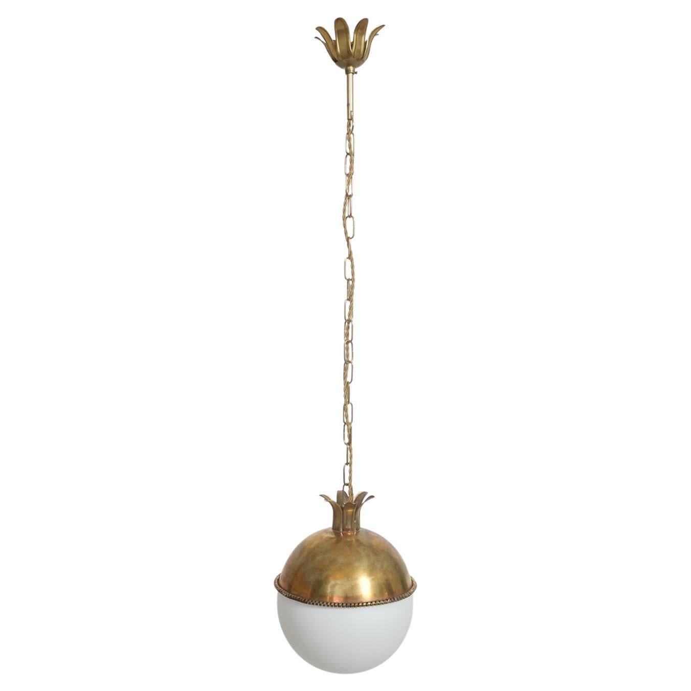 Lampada da soffitto "Granada" in ottone e opalina bianca, Barracuda Edition. in vendita