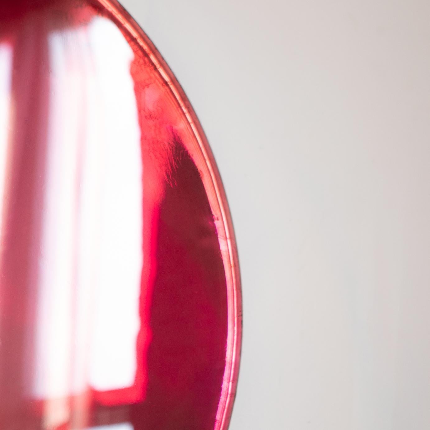Granada von Courtney Kinnare, Rotes gespiegeltes Glas Zeitgenössische Wandkunst (Handgefertigt) im Angebot