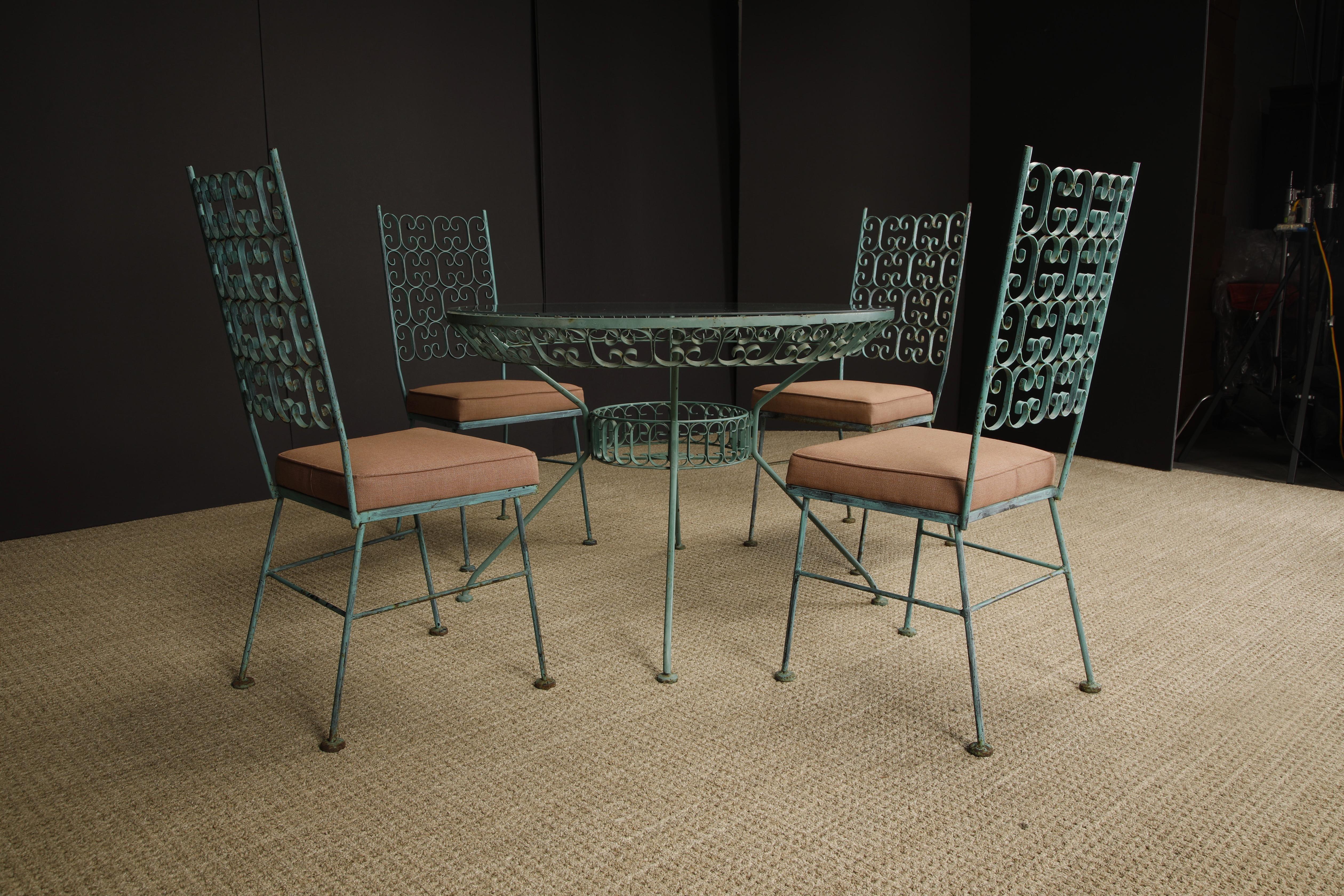 Cet ensemble de salle à manger de patio 'Granada' d'Arthur Umanoff pour Shaver-Howard, Inc (Boyuer Scott Furniture) présente un incroyable travail de volutes en fer forgé sur quatre chaises de salle à manger de patio et une table de salle à manger