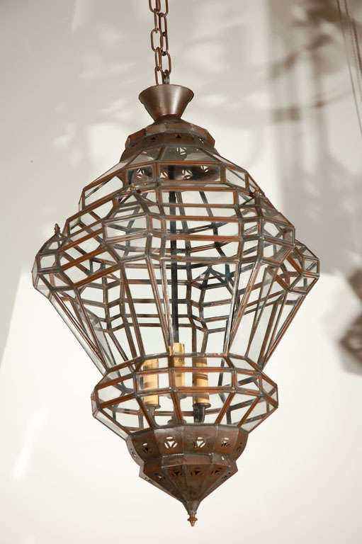 Vintage Moroccan Clear Glass Lantern Moorish Granda Style
Elegante suspension marocaine en forme de diamant en verre clair avec finition en métal bronze, dispose d'une petite fenêtre pour accéder à l'intérieur afin de changer les ampoules.
Onze