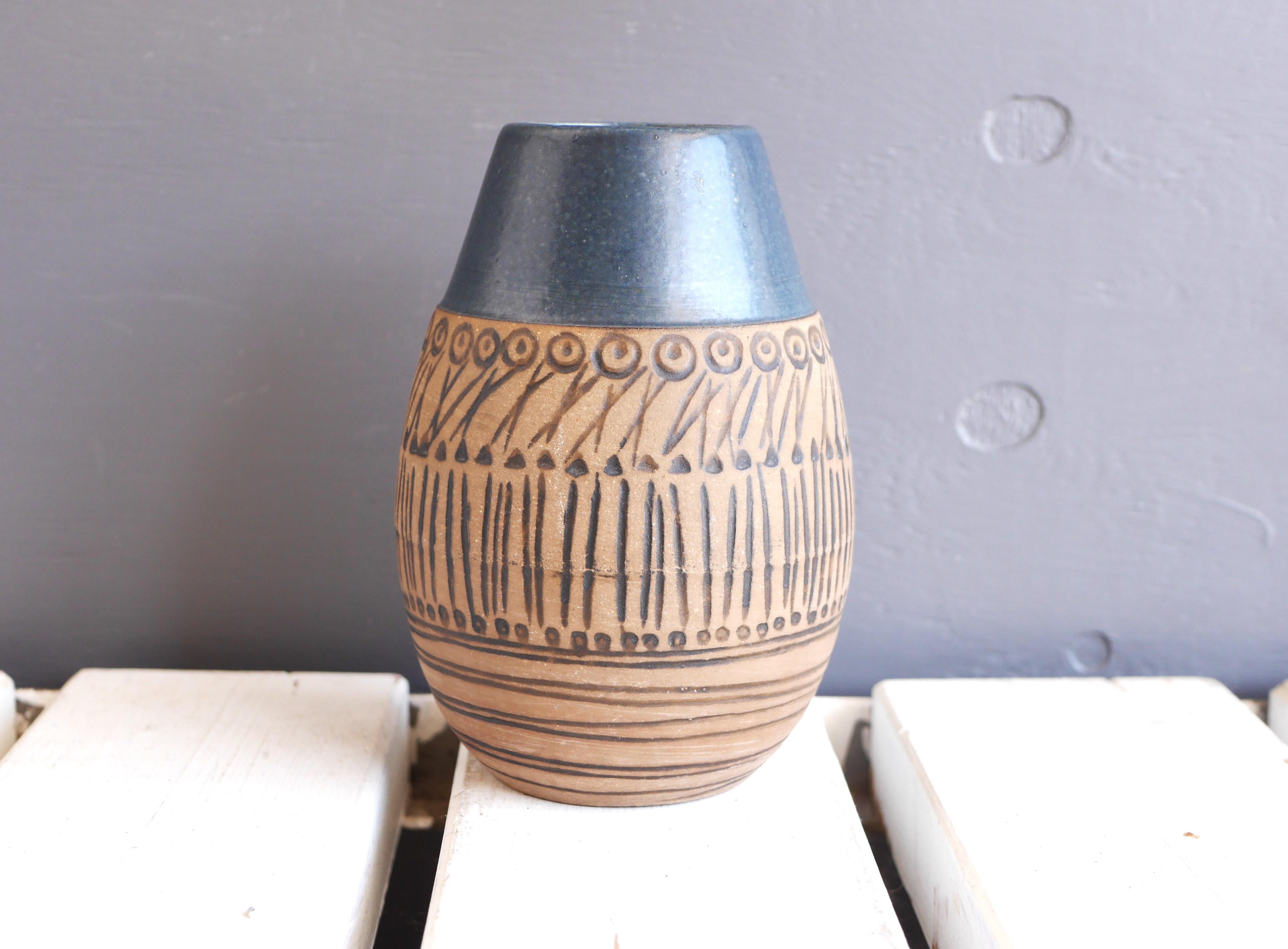 From the 'Granada' series by Lisa Larson for Gustavsberg, Sweden. A fantastic Lisa Larsson vintage stoneware pottery. This is typical of Lisa Larson's Scandinavian minimalism, a nice simple design with graphic black patterns on the sides on a warm