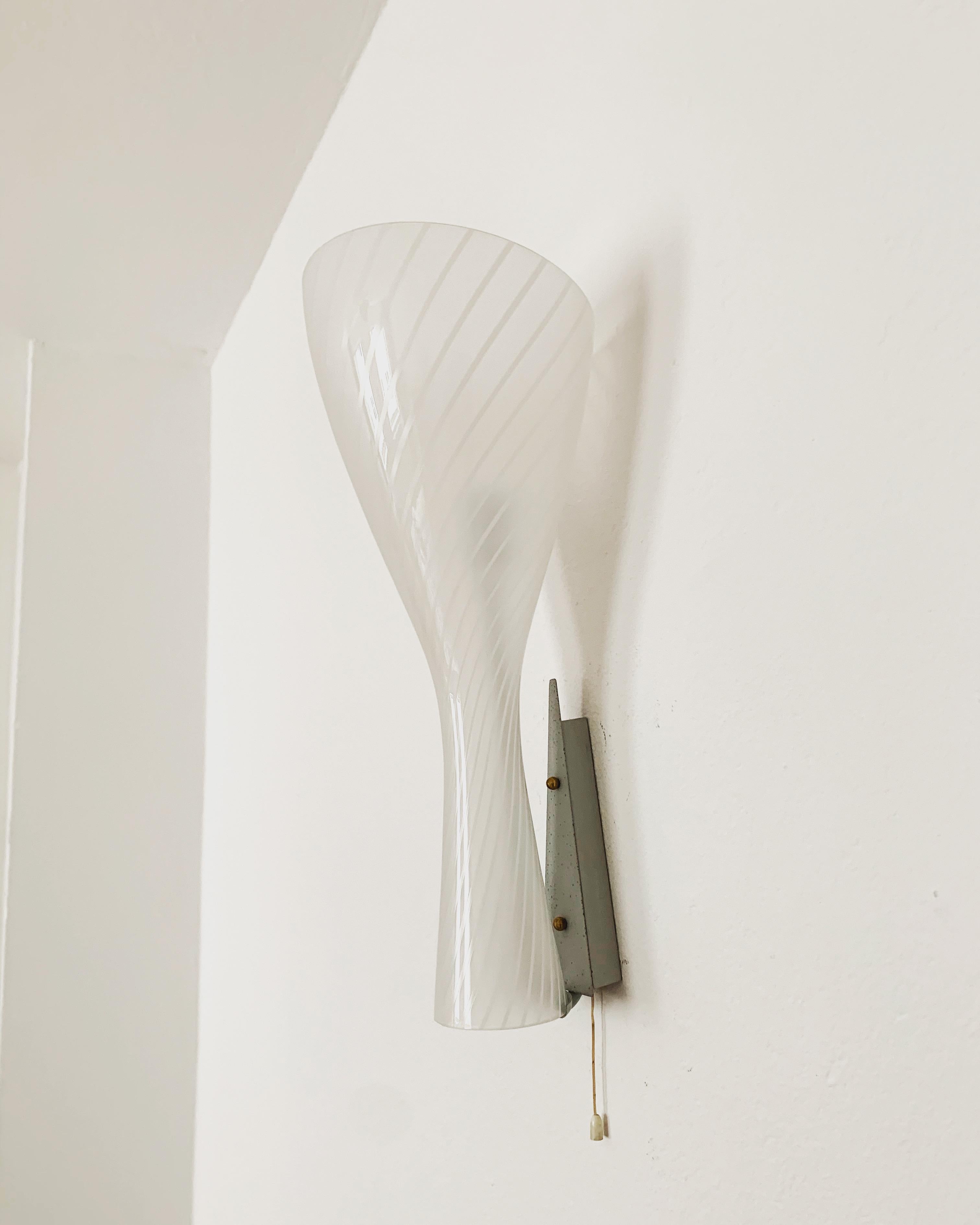 Maravillosa lámpara de pared de cristal opalino de los años 50.
Lámpara poco común y un verdadero punto de atracción en cualquier hogar.
Ambiente luminoso extremadamente bello con luz directa e indirecta.
El cristal tiene un bonito