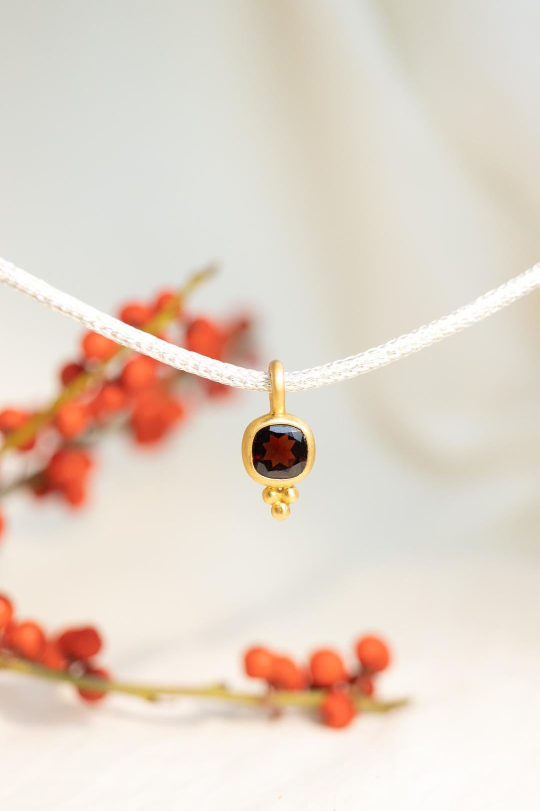With the Garnet collection, it was our goal to create jewelery that fits perfectly into the Christmas season. It's a classic Monika Herré design with a bit of extra warmth and cuteness for the festive season.

The band of the ring, left in its pure