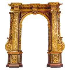 Grand élément architectural viennois baroque du 17ème siècle entourant une porte en bois en arc de cercle