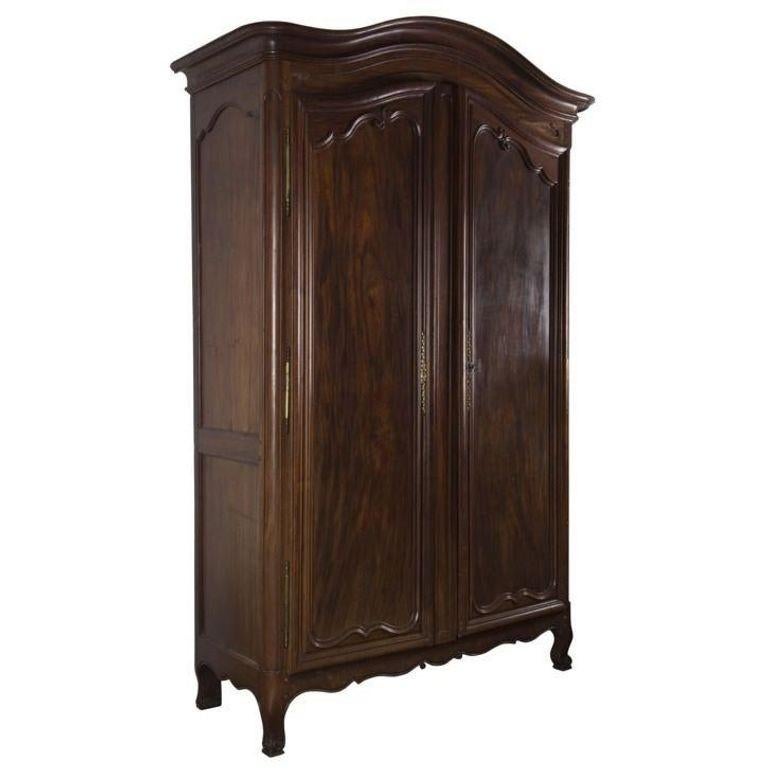 Splendido armadio in mogano francese del XVIII secolo proveniente dalla regione di Bordeaux.
Luigi XV in stile.
Circa 1780.