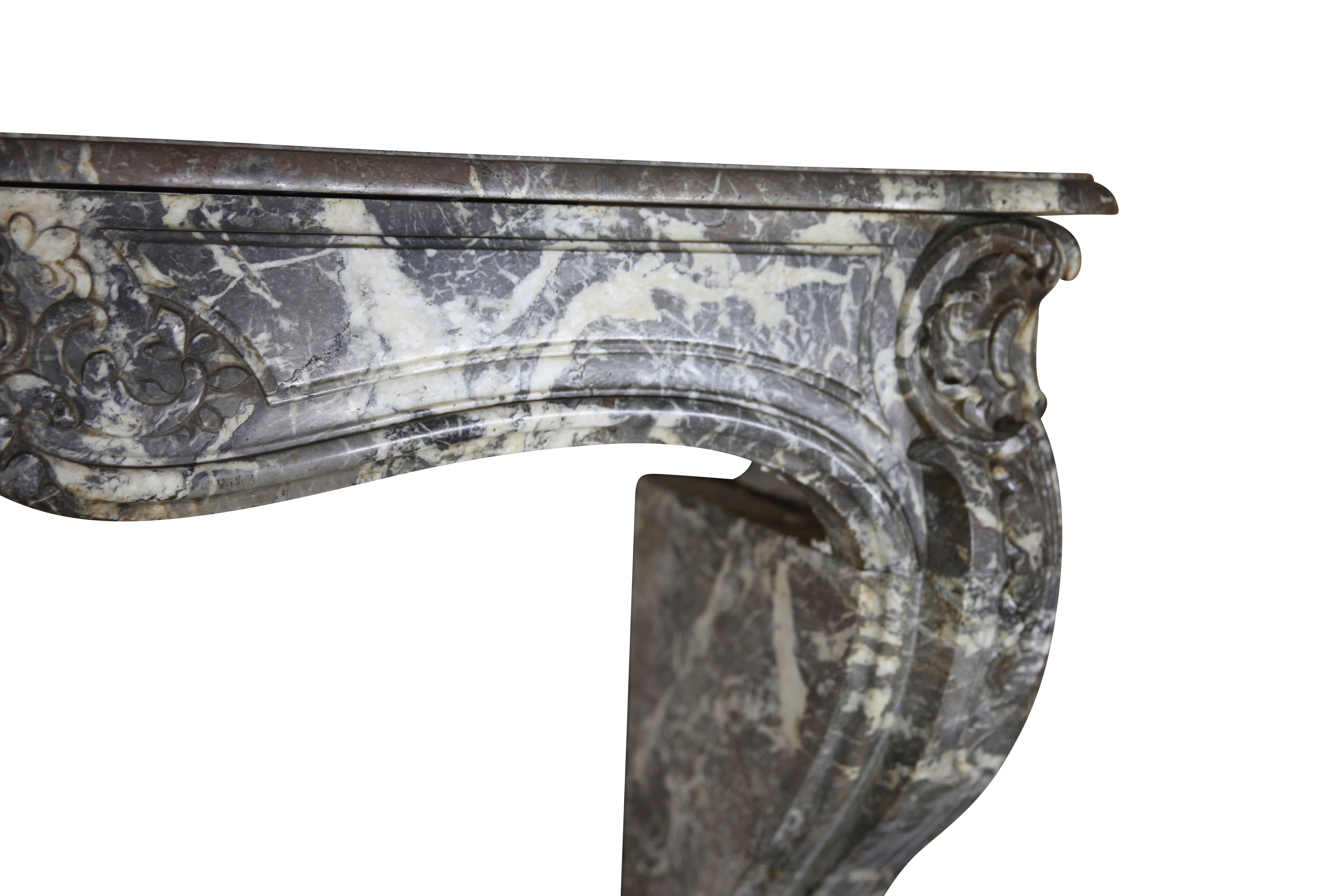 Gran Marco de Chimenea Antiguo de Mármol Gris Saint-Anne del Siglo XVIII Pulido en venta