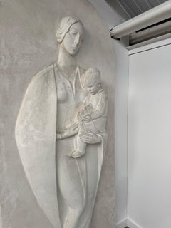 Prächtiges Putzrelief aus den 1920er Jahren, das die Mutterschaft darstellt, zugeschrieben an … Domenico De Lisi