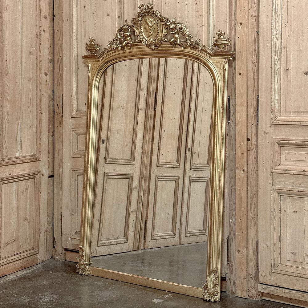 Ce grand miroir doré d'époque Napoléon III du XIXe siècle est un magnifique exemple du savoir-faire et de l'art de l'un des âges d'or du design français !  L'influence néoclassique des Grecs et des Romains de l'Antiquité est clairement évidente, des