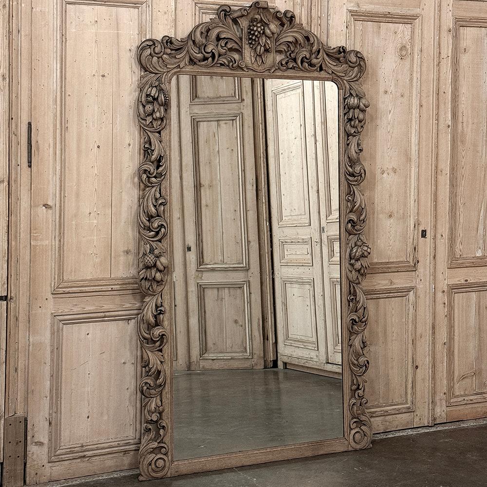 Der große französische Renaissance-Spiegel aus dem 19. Jahrhundert ist mehr als nur ein Spiegel, er ist ein Kunstwerk!  Der Bildhauer, der es geschaffen hat, war wirklich begabt und hat in kühnem Vollrelief gearbeitet, um die Essenz der Fülle der