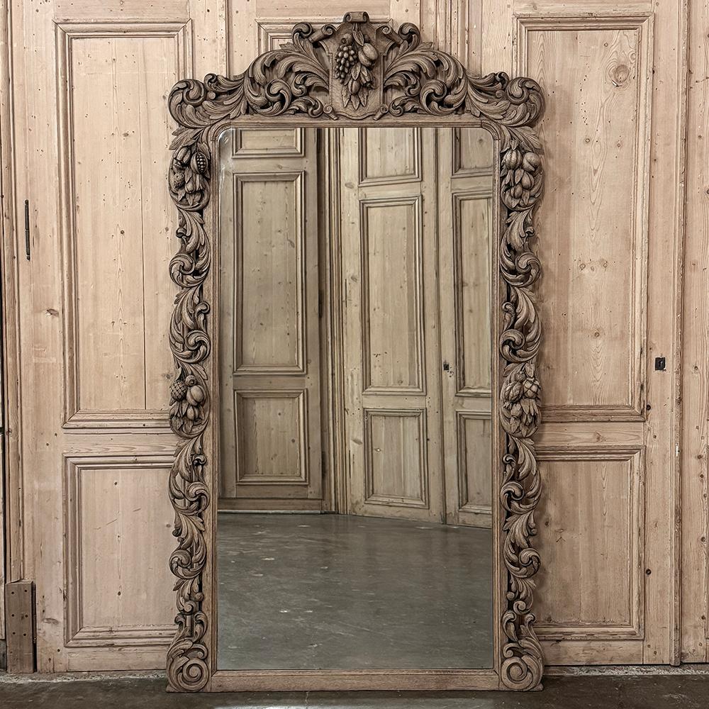 Großer French Renaissance-Spiegel des 19. Jahrhunderts (Handgeschnitzt) im Angebot
