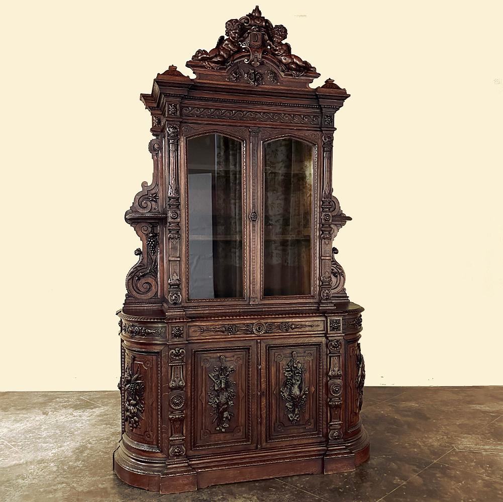 Großes 19. Jahrhundert  French Renaissance Revival Hunt Bookcase ist ein bemerkenswertes Kunstwerk, das die visuellen Sinne von der Krone bis zum Sockel fesselt!  Signiert vom Bildhauer Benjamin Deguil, einem künstlerischen Genie, der dieses Stück