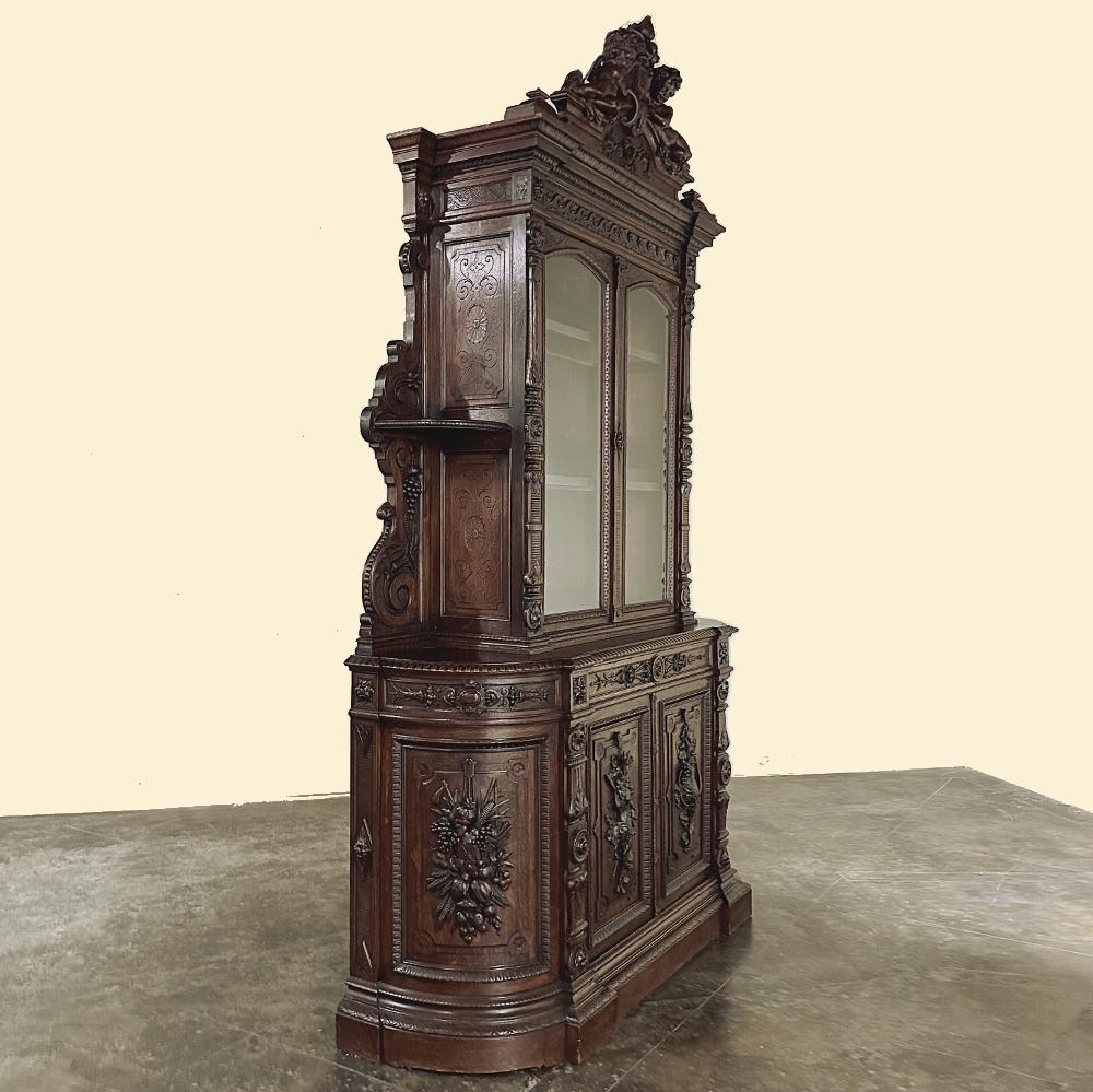 Grand 19th Century  French Renaissance Revival Hunt Bookcase In Good Condition For Sale In Dallas, TX