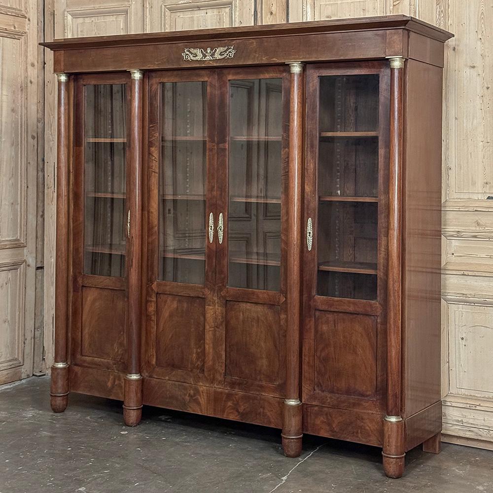 Grand 19. Jahrhundert Französisch Second Empire Mahagoni Bücherregal wird einen sofortigen Eindruck auf alle, die den Raum betreten zu machen!  Er wurde während der Herrschaft von Napoleon III. von erfahrenen Handwerkern aus exotischem, importiertem