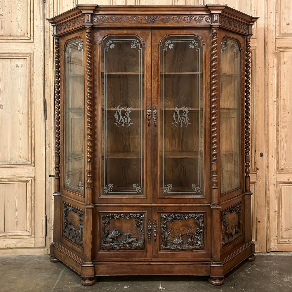 Grand 19th Century Italian Renaissance Walnut Bookcase In Good Condition For Sale In Dallas, TX