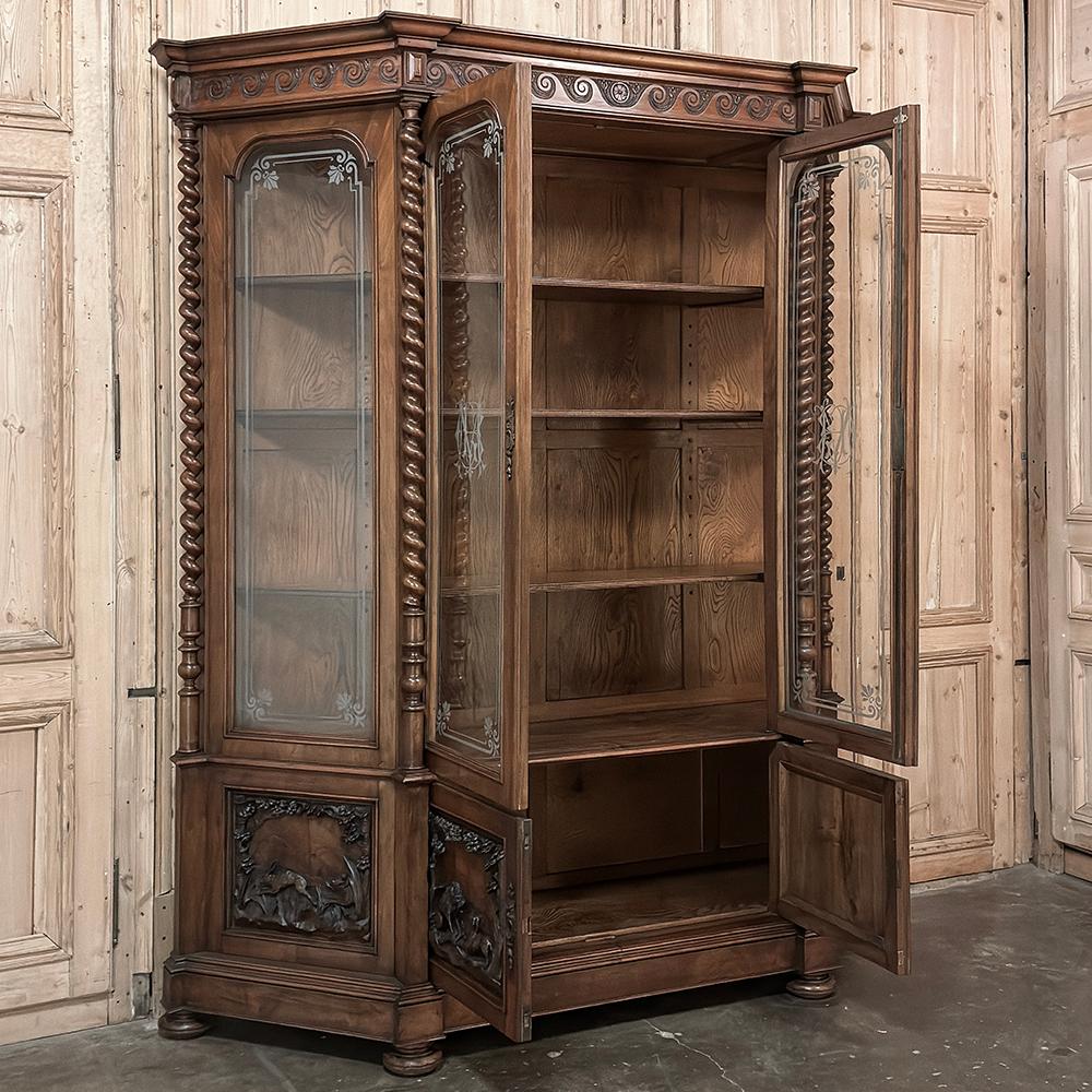 Grand 19th Century Italian Renaissance Walnut Bookcase For Sale 1