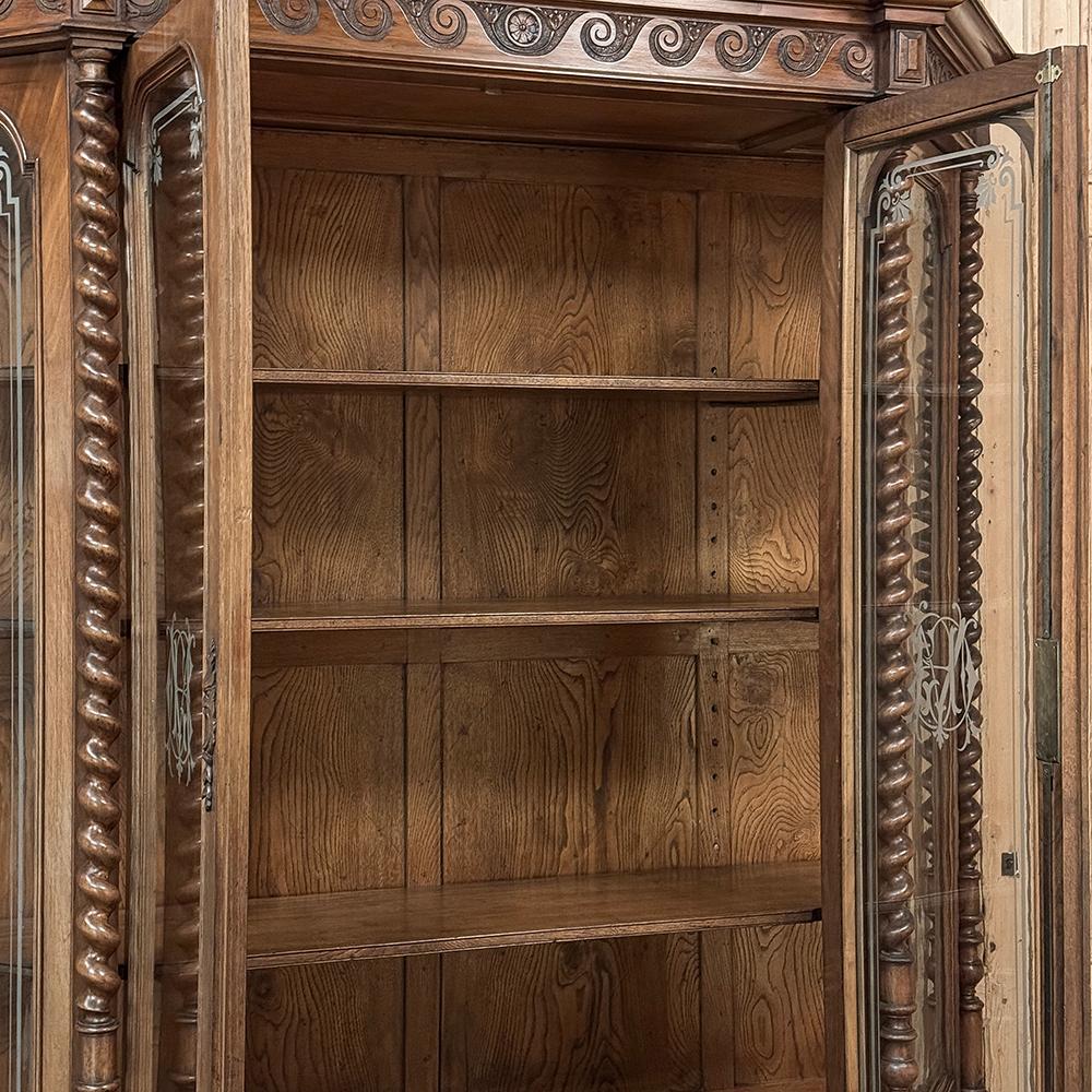 Grand 19th Century Italian Renaissance Walnut Bookcase For Sale 2