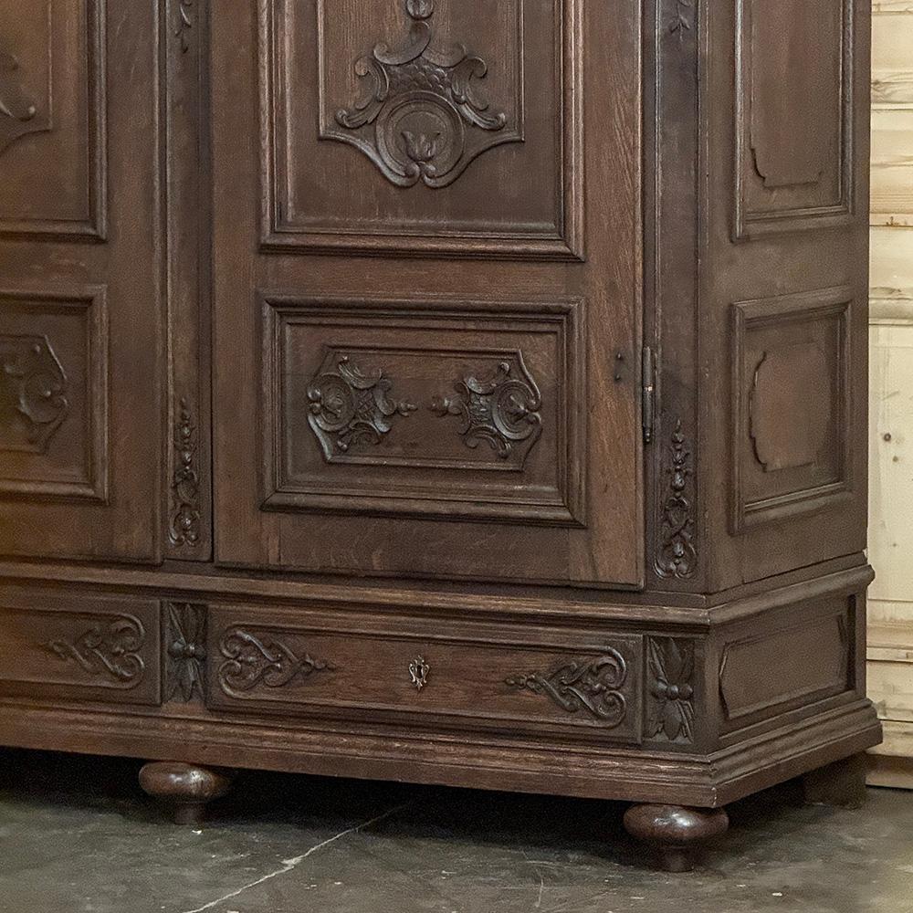 Grand 19. Jahrhundert Louis XIV Liegeoise Triple Armoire im Angebot 4