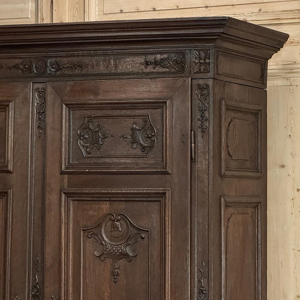 Grand 19. Jahrhundert Louis XIV Liegeoise Triple Armoire im Angebot 5