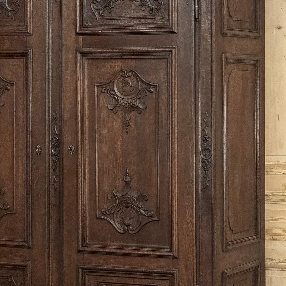 Grand 19. Jahrhundert Louis XIV Liegeoise Triple Armoire im Angebot 6