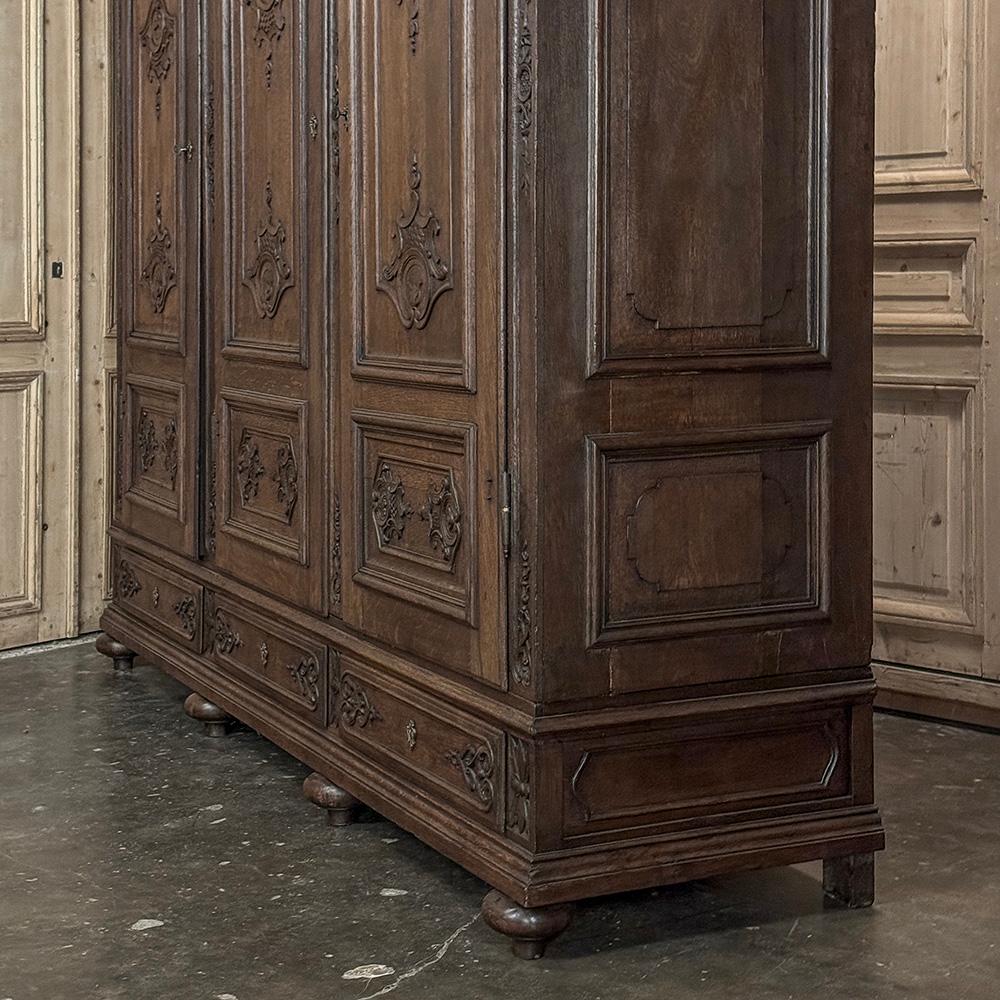 Grand 19. Jahrhundert Louis XIV Liegeoise Triple Armoire im Angebot 7