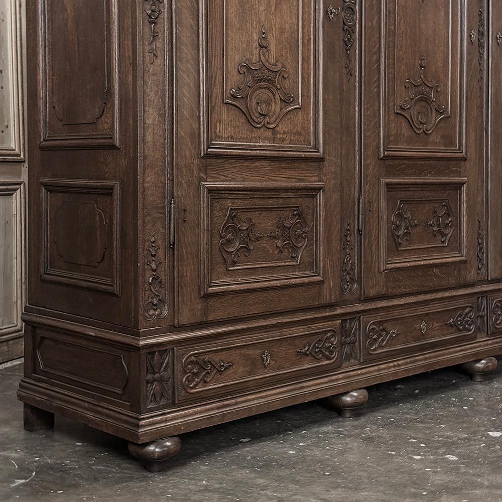 Grand 19. Jahrhundert Louis XIV Liegeoise Triple Armoire im Angebot 9