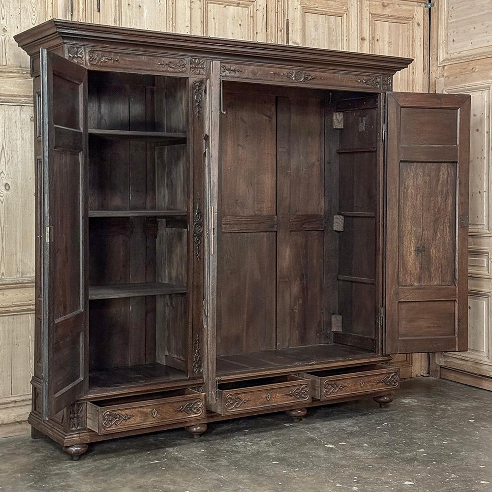 Grand 19. Jahrhundert Louis XIV Liegeoise Triple Armoire im Angebot 10