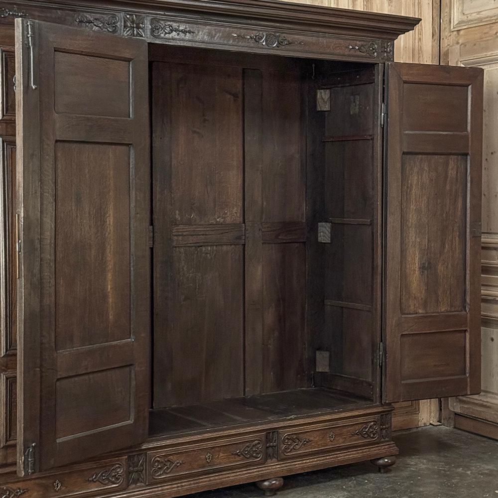 Grand 19. Jahrhundert Louis XIV Liegeoise Triple Armoire im Angebot 11