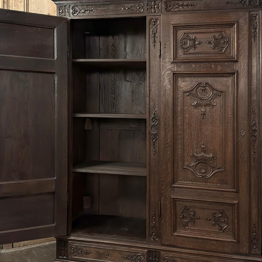 Grand 19. Jahrhundert Louis XIV Liegeoise Triple Armoire im Angebot 12