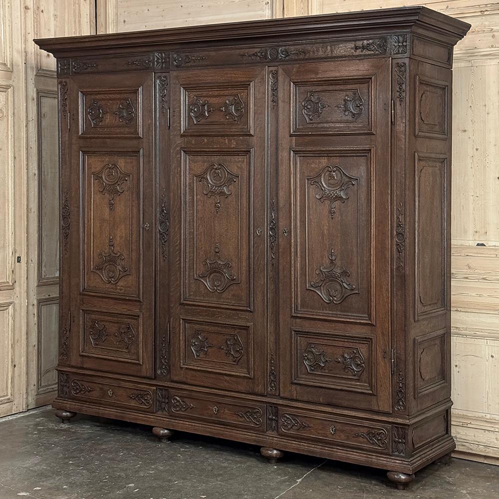 Grand 19th Century Louis XIV Liegeoise Triple Armoire ist ein erstaunliches Werk der Kunst des Tischlers!  Die Meister von Lüttich haben aus massiver Eiche aus altem Bestand einen dreitürigen Zugang geschaffen, wobei die beiden rechten Türen