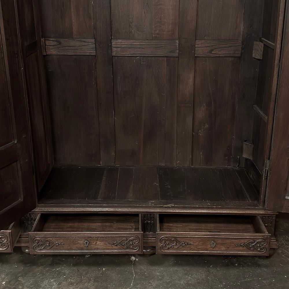 Grand 19. Jahrhundert Louis XIV Liegeoise Triple Armoire im Angebot 13