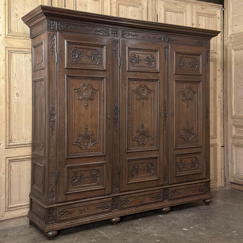 Grand 19. Jahrhundert Louis XIV Liegeoise Triple Armoire (Louis XIV.) im Angebot