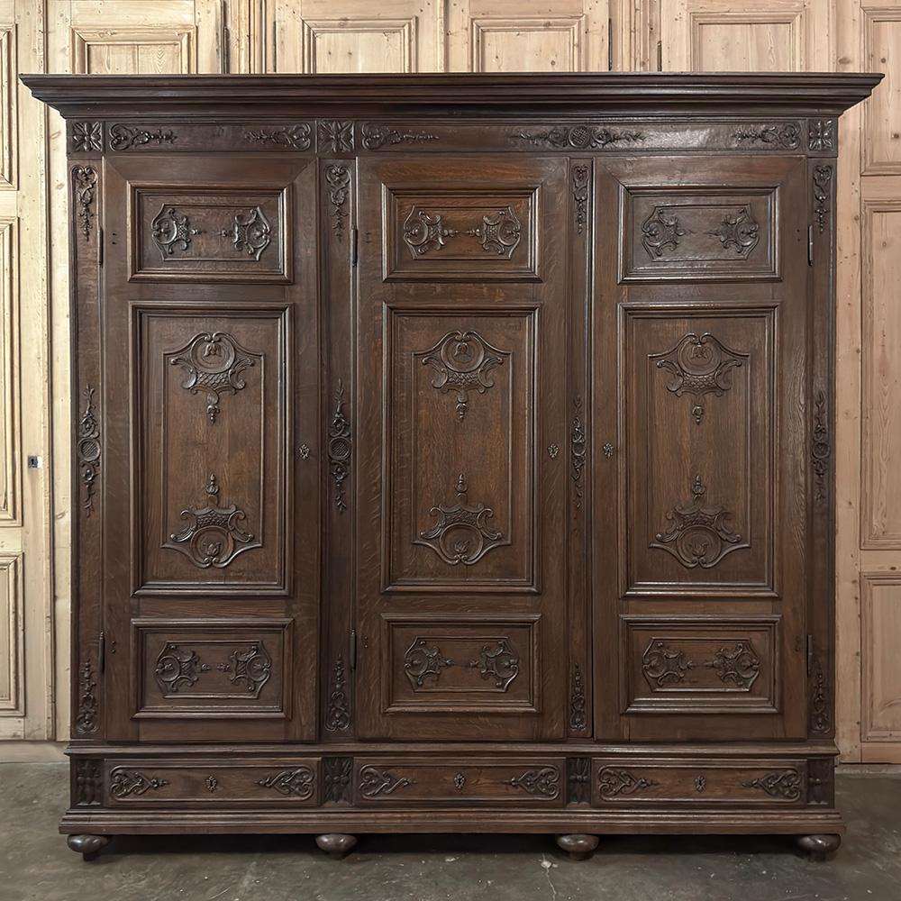 Grand 19. Jahrhundert Louis XIV Liegeoise Triple Armoire (Belgisch) im Angebot