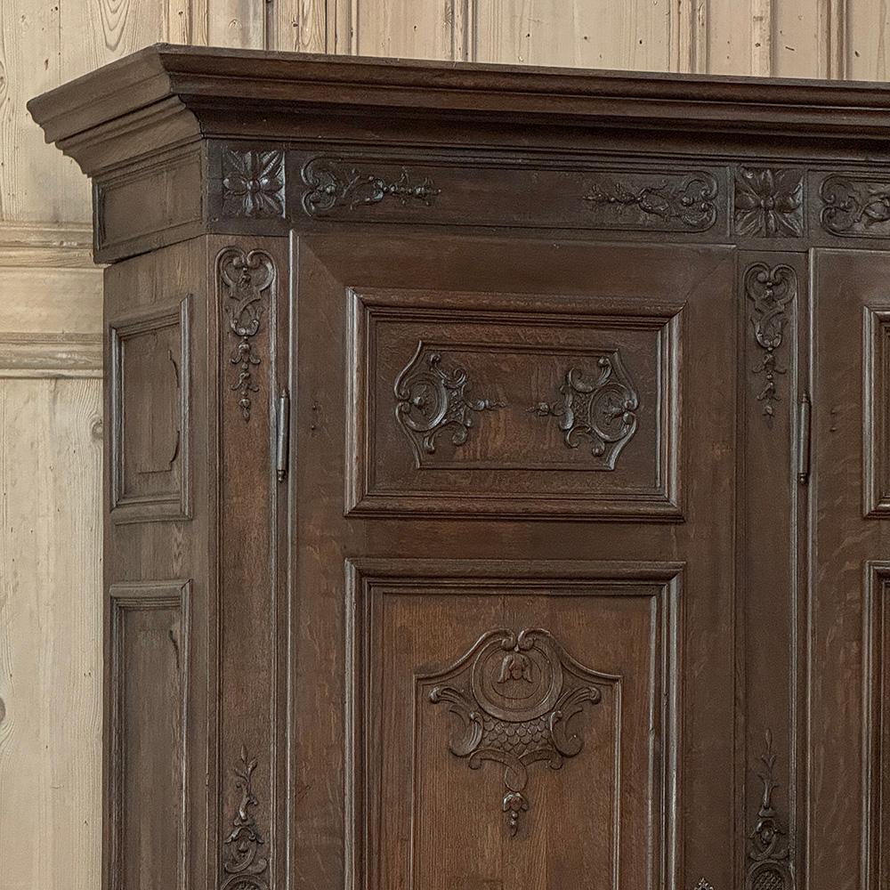 Grand 19. Jahrhundert Louis XIV Liegeoise Triple Armoire (Handgeschnitzt) im Angebot