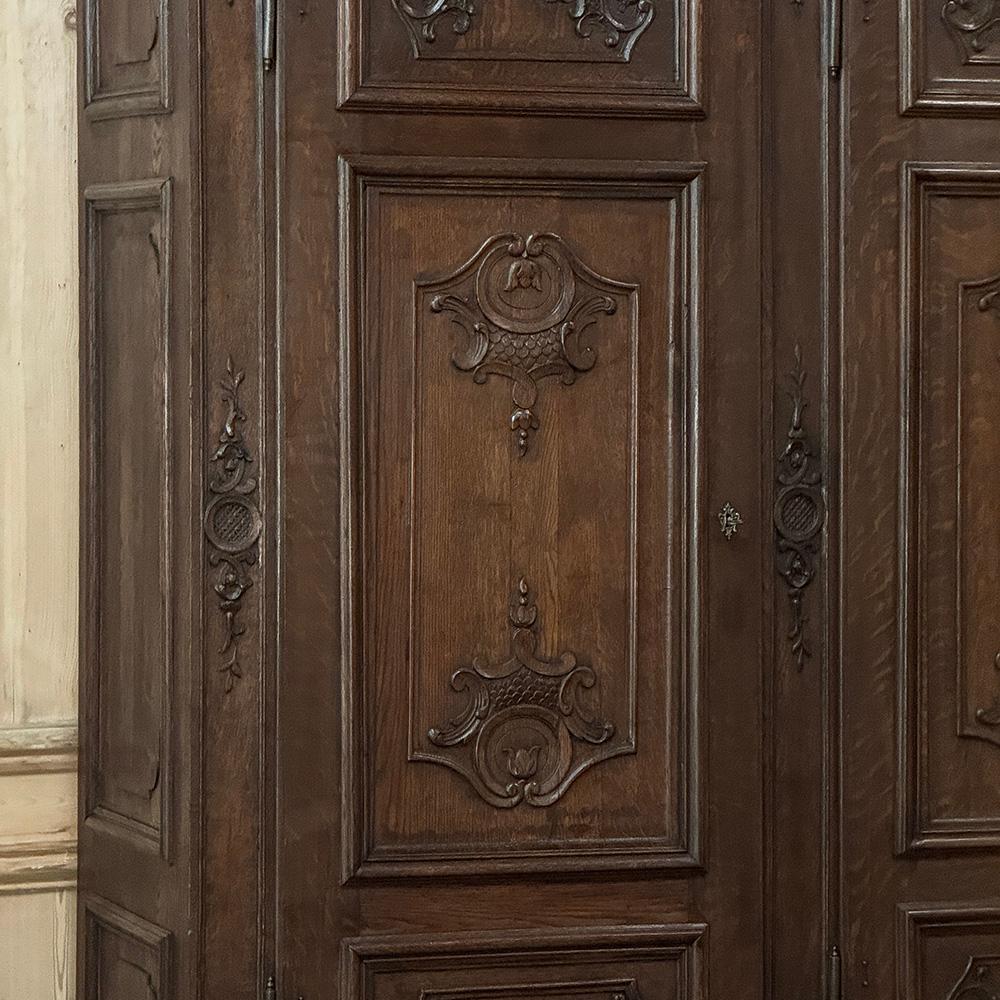 Grand 19. Jahrhundert Louis XIV Liegeoise Triple Armoire im Zustand „Gut“ im Angebot in Dallas, TX