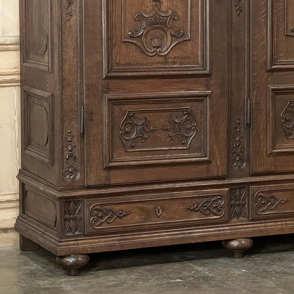 Grand 19. Jahrhundert Louis XIV Liegeoise Triple Armoire (Eichenholz) im Angebot